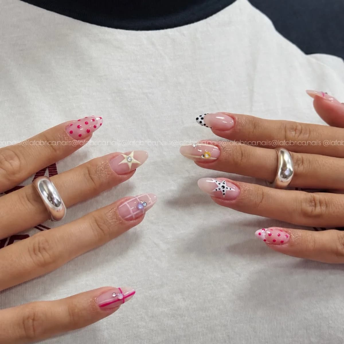 Nail art rosa con lazos y detalles delicados, un diseño de La Fábrica Nails & Art