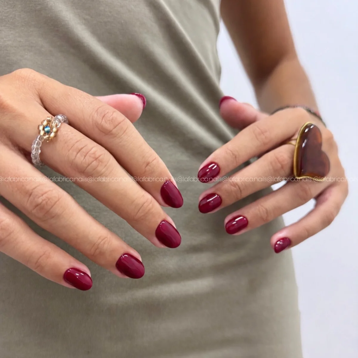 Manicura en rojo cereza brillante sobre uñas cortas